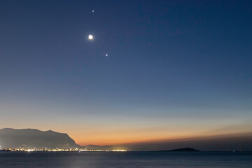 歌词那一天爸爸和妈妈离开了家歌名叫什么