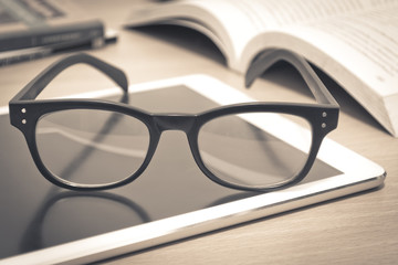 歌词那一天爸爸和妈妈离开了家歌名叫什么